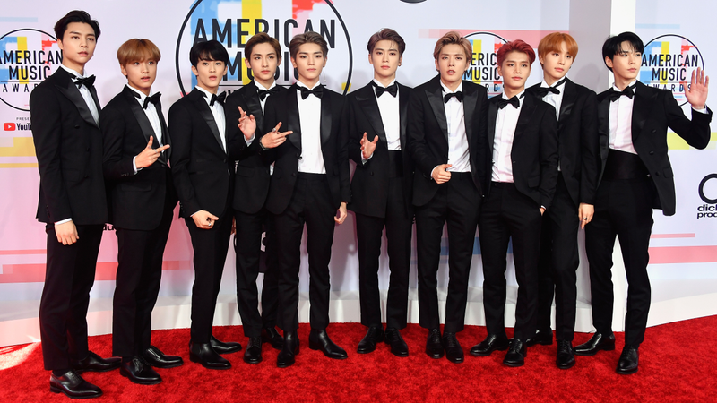 Illustration for article titled Statement Suits, Plush Pinks, and a Lotta Gowns on the American Music Awards Red Carpet